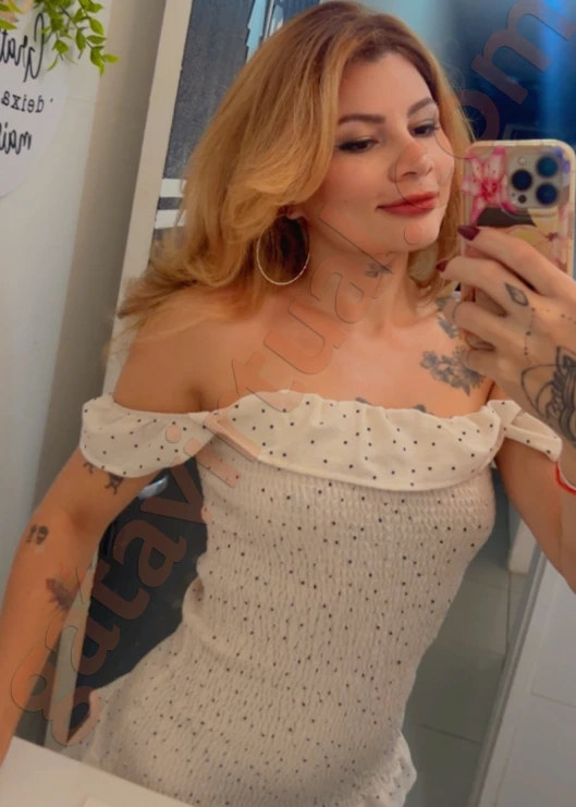 Larissa Leona massagem